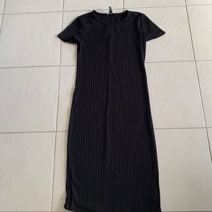 Midi ribbed black dress.